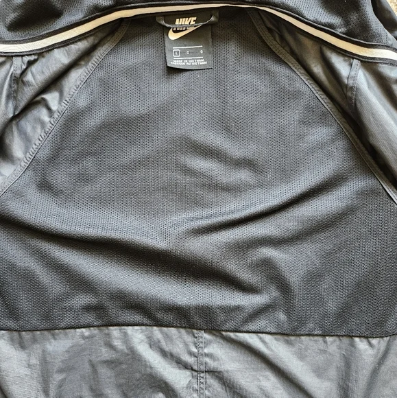 Nike • Windbreaker - Picture 3 of 8